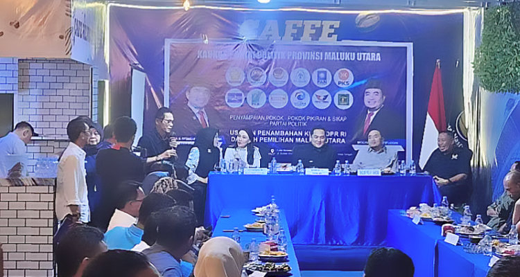 SUASANA diskusi penambahan kursi di DPR RI dapil Maluku Utara oleh kaukus partai politik Maluku Utara bersama Ketua Komisi II DPR RI Muhammad Rifkinizamy Kursayuda dan Ketua KPU RI Mochammad Afifudin dan Gubernur Maluku Utara Sherly Tjoanda di Kafe Restorasi, NasDem Malut, Selasa (21/4/2026) malam