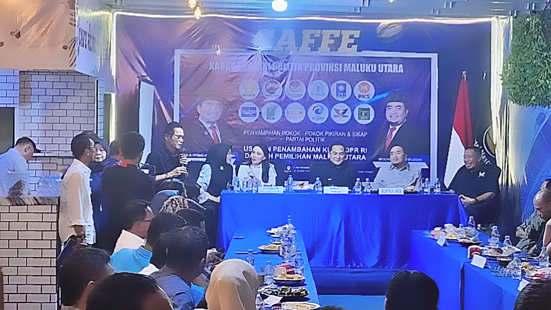 SUASANA diskusi penambahan kursi di DPR RI dapil Maluku Utara oleh kaukus partai politik Maluku Utara bersama Ketua Komisi II DPR RI Muhammad Rifkinizamy Kursayuda dan Ketua KPU RI Mochammad Afifudin dan Gubernur Maluku Utara Sherly Tjoanda di Kafe Restorasi, NasDem Malut, Selasa (21/4/2026) malam