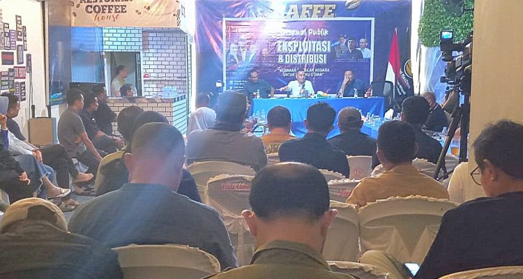SUASANA diskusi publik di Kafe Restorasi, Kelurahan Kampung Makassar,, Jumat (24/4/2026). DARI KIRI; Akademisi Aziz Hasyim, Ketua DPP NasDem Willy Aditya, Ketua Bappilu NasDem Malut Muchlis Tapitapi