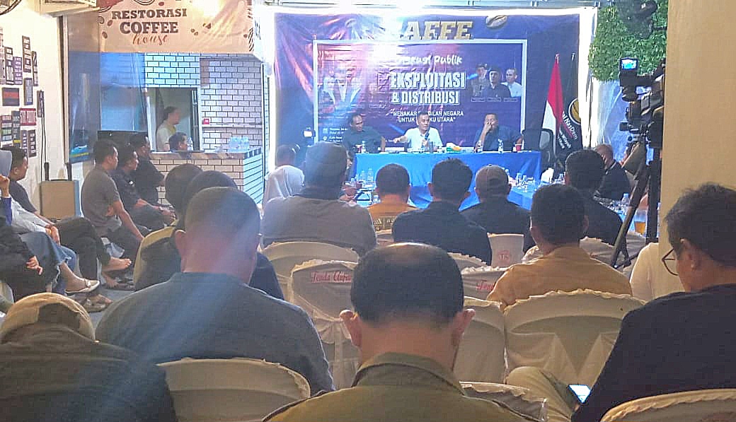 SUASANA diskusi publik di Kafe Restorasi, Kelurahan Kampung Makassar,, Jumat (24/4/2026). DARI KIRI; Akademisi Aziz Hasyim, Ketua DPP NasDem Willy Aditya, Ketua Bappilu NasDem Malut Muchlis Tapitapi