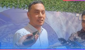 WILLY Aditya saat memberikan keterangan kepada awak media usai diskusi publik Partai NasDem di Ternate, Jumat (25/4/2026).