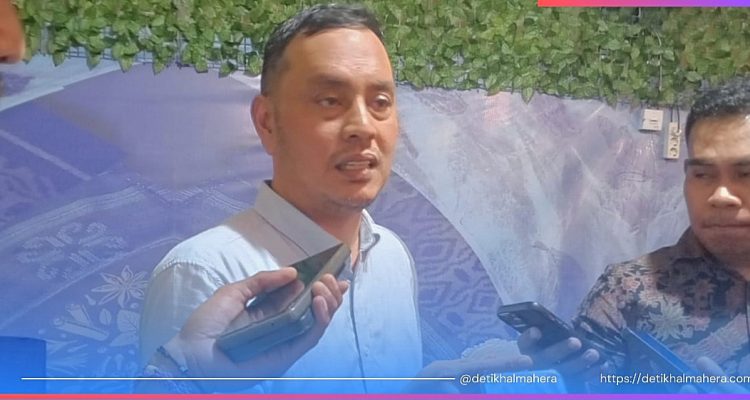 WILLY Aditya saat memberikan keterangan kepada awak media usai diskusi publik Partai NasDem di Ternate, Jumat (25/4/2026).