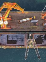 AKTIVITAS bongkar muat nikel di salah satu fasilitas pelabuhan milik Harita Nickel di Pulau Obi Island, Maluku Utara. (Dok Dimas Ardian/Bloomberg)