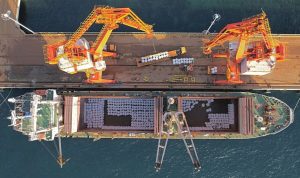 AKTIVITAS bongkar muat nikel di salah satu fasilitas pelabuhan milik Harita Nickel di Pulau Obi Island, Maluku Utara. (Dok Dimas Ardian/Bloomberg)