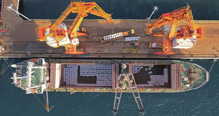 AKTIVITAS bongkar muat nikel di salah satu fasilitas pelabuhan milik Harita Nickel di Pulau Obi Island, Maluku Utara. (Dok Dimas Ardian/Bloomberg)