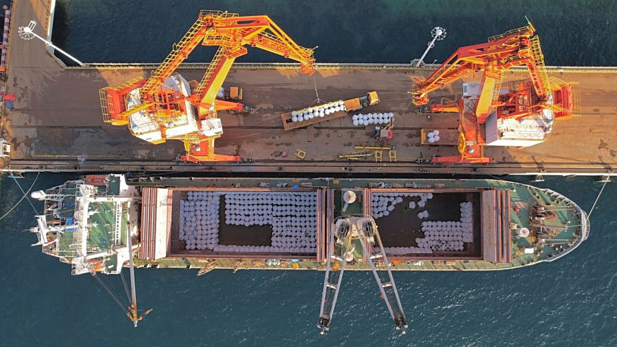 AKTIVITAS bongkar muat nikel di salah satu fasilitas pelabuhan milik Harita Nickel di Pulau Obi Island, Maluku Utara. (Dok Dimas Ardian/Bloomberg)