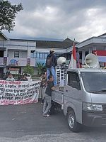 MASSA aksi FBAK dan DPC GPM saat menggelar aksi di depan kantor walikota Ternate, Kamis (30/4/2026)