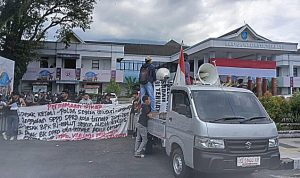 MASSA aksi FBAK dan DPC GPM saat menggelar aksi di depan kantor walikota Ternate, Kamis (30/4/2026)