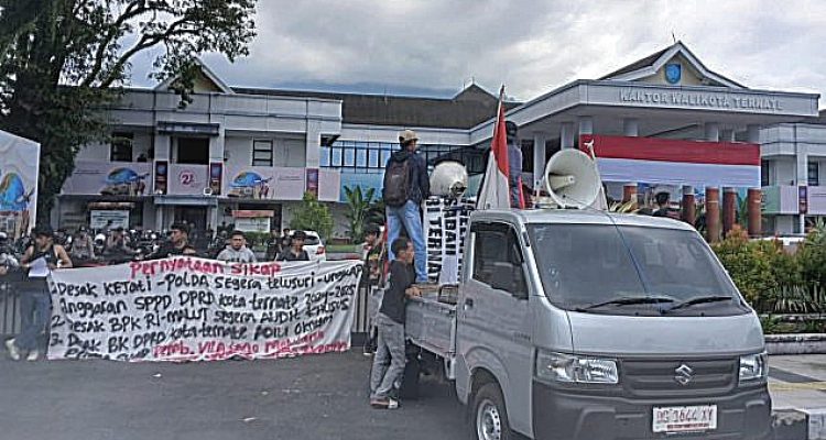 MASSA aksi FBAK dan DPC GPM saat menggelar aksi di depan kantor walikota Ternate, Kamis (30/4/2026)