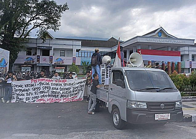 MASSA aksi FBAK dan DPC GPM saat menggelar aksi di depan kantor walikota Ternate, Kamis (30/4/2026)