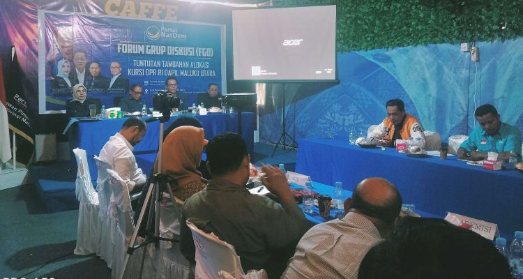 KETUA DPW partai NasDem Malut Husni Bopeng (kiri), sekretaris Abd. Rahim Odeyani, Korwil Partai NasDem Helmi Umar Muksin dan Ketua Bapilu Muhlis Tapitapi