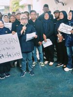 KETUA Partai NasDem Provinsi Maluku, Husni Bopeng, didampingi pengurus dan anggota partai NasDem Kota Ternate saat membacakan pernyataan sikap diakhir aksi damai di kantor wilayah, Rabu (15/4/2026)