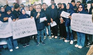 KETUA Partai NasDem Provinsi Maluku, Husni Bopeng, didampingi pengurus dan anggota partai NasDem Kota Ternate saat membacakan pernyataan sikap diakhir aksi damai di kantor wilayah, Rabu (15/4/2026)