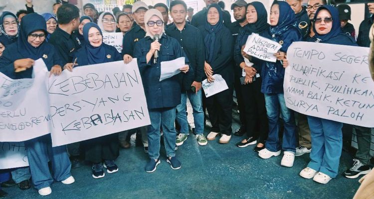 KETUA Partai NasDem Provinsi Maluku, Husni Bopeng, didampingi pengurus dan anggota partai NasDem Kota Ternate saat membacakan pernyataan sikap diakhir aksi damai di kantor wilayah, Rabu (15/4/2026) KETUA Partai NasDem Provinsi Maluku, Husni Bopeng, didampingi pengurus dan anggota partai NasDem Kota Ternate saat membacakan pernyataan sikap diakhir aksi damai di kantor wilayah, Rabu (15/4/2026)