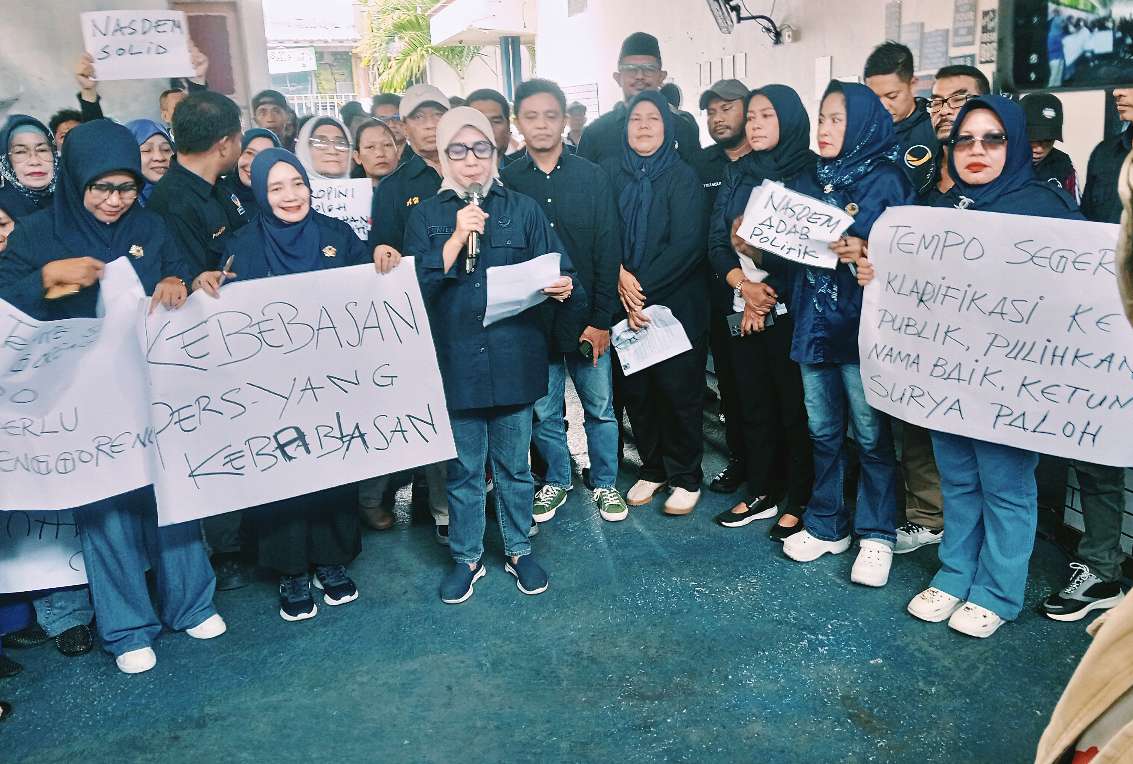 KETUA Partai NasDem Provinsi Maluku, Husni Bopeng, didampingi pengurus dan anggota partai NasDem Kota Ternate saat membacakan pernyataan sikap diakhir aksi damai di kantor wilayah, Rabu (15/4/2026)