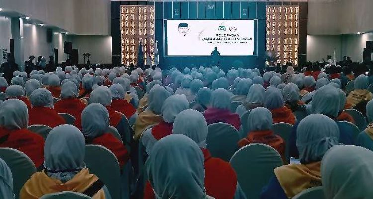 WAKIL gubernur Maluku Utara Sarbin Sehe melepas calon jemaah haji Maluku Utara di Asrama haji, Kelurahan Ngade Selasa (28/4/2026) sore