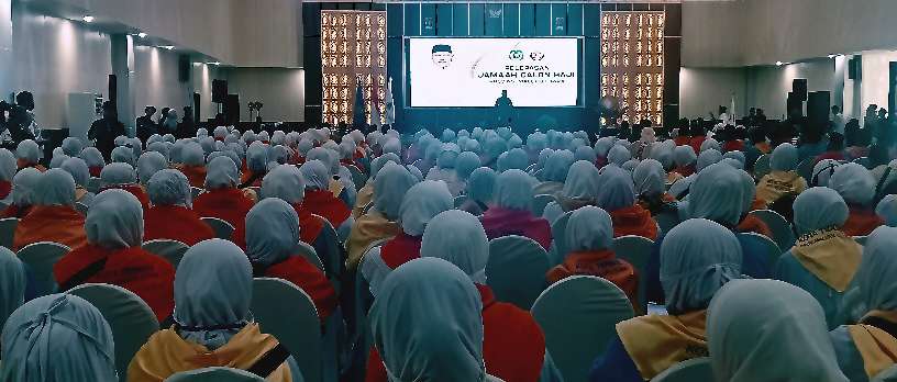 WAKIL gubernur Maluku Utara Sarbin Sehe melepas calon jemaah haji Maluku Utara di Asrama haji, Kelurahan Ngade Selasa (28/4/2026) sore