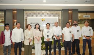 GUBERNUR Maluku Utara Sherly Tjoanda (Tengah) pose bersama dirjen bina marga usai pertemuan, Senin (11/5/2026)