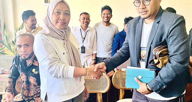 ANGGOTA DPRD Kota Ternate Nurjaya Hi. Ibrahim (kiri) bersama 24 pengacara yang bakal mendampinginya mengambil langkah hukum