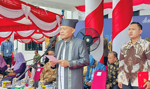 INSPEKTUR upacara Hardiknas 2026, Wakil Gubernur Maluku Utara, Sarbin Sehe saat bacakan sambutan Menteri Pendidikan Dasar dan Menengah, Sabtu (2/5/2026).(Foto:Yudi).