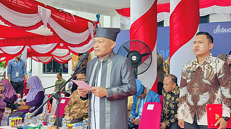 INSPEKTUR upacara Hardiknas 2026, Wakil Gubernur Maluku Utara, Sarbin Sehe saat bacakan sambutan Menteri Pendidikan Dasar dan Menengah, Sabtu (2/5/2026).(Foto:Yudi).