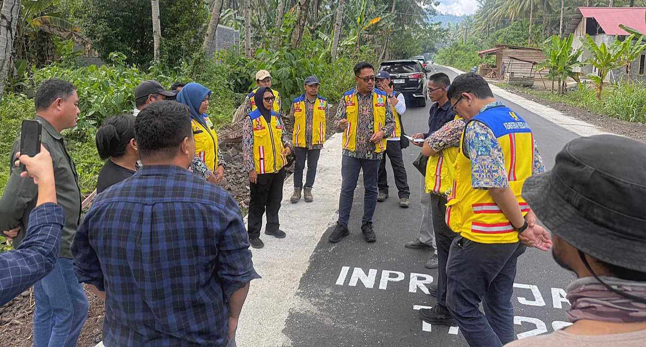 PELAKSANA tugas (Plt) Balai Jalan Nasional (BPJN) Maluku Utara, Abdul Hamid Payapo bersama tim saat meninjau beberapa titik pekerjaan jalan di wilayah Maluku Utara (4/5/2026)