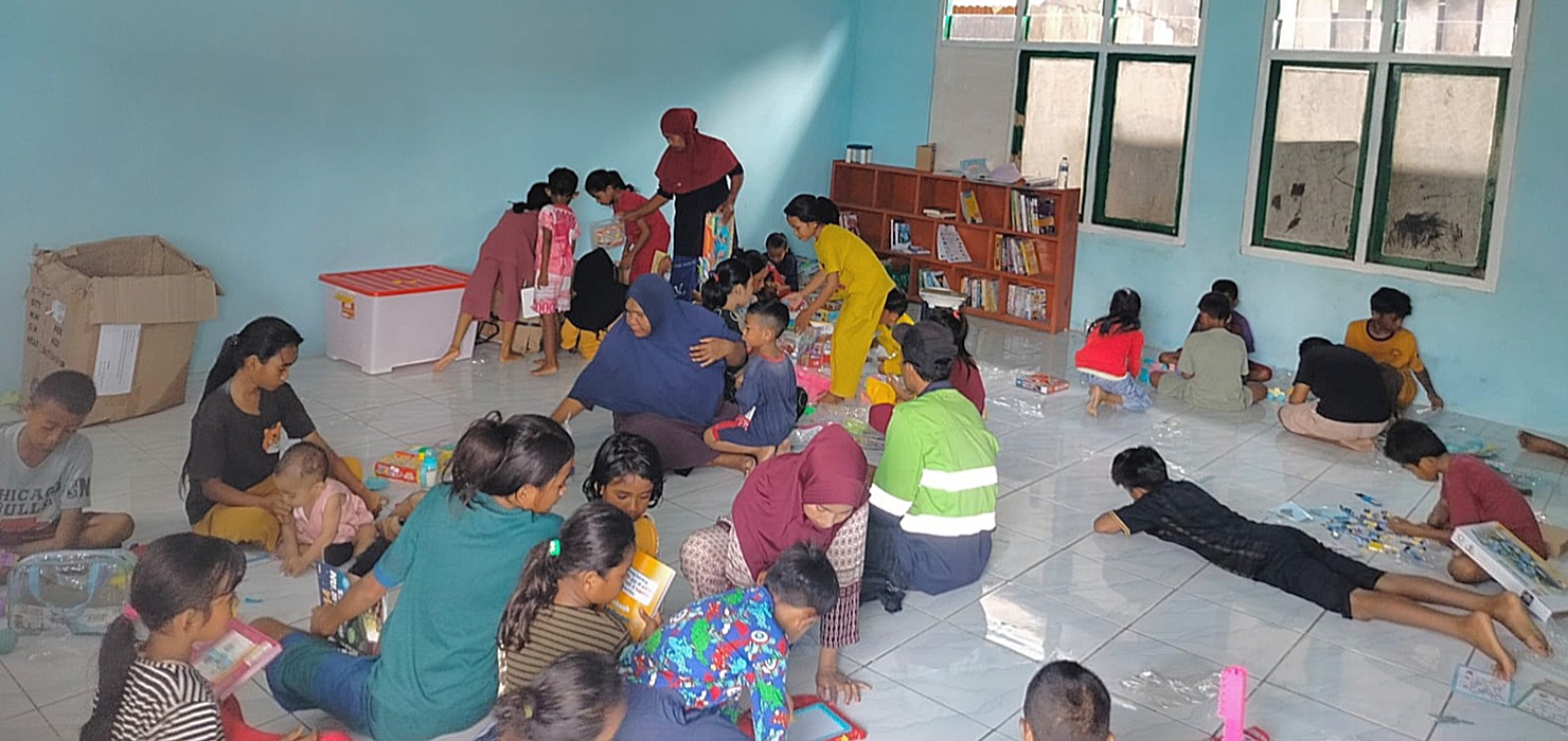 ANTUSIASME anak-anak belajar dan bermain di RumahBelajar Nyinga Moi di Desa Fluk yang baru saja diresmikan.
