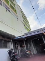 PENGELOLA istana kafe, Abi Zeit menunjukkan bagian keretakan hotel muara mall saat gempa pada Kamis (2/4/2026) lalu
