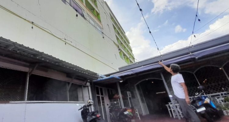 PENGELOLA istana kafe, Abi Zeit menunjukkan bagian keretakan hotel muara mall saat gempa pada Kamis (2/4/2026) lalu
