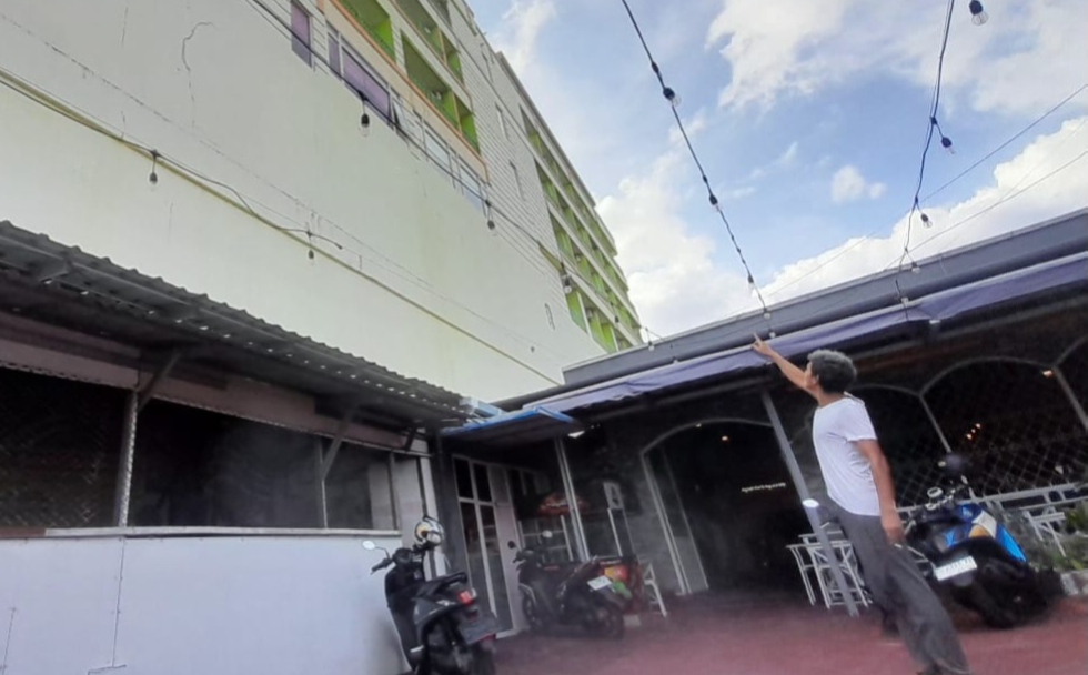 PENGELOLA istana kafe, Abi Zeit menunjukkan bagian keretakan hotel muara mall saat gempa pada Kamis (2/4/2026) lalu