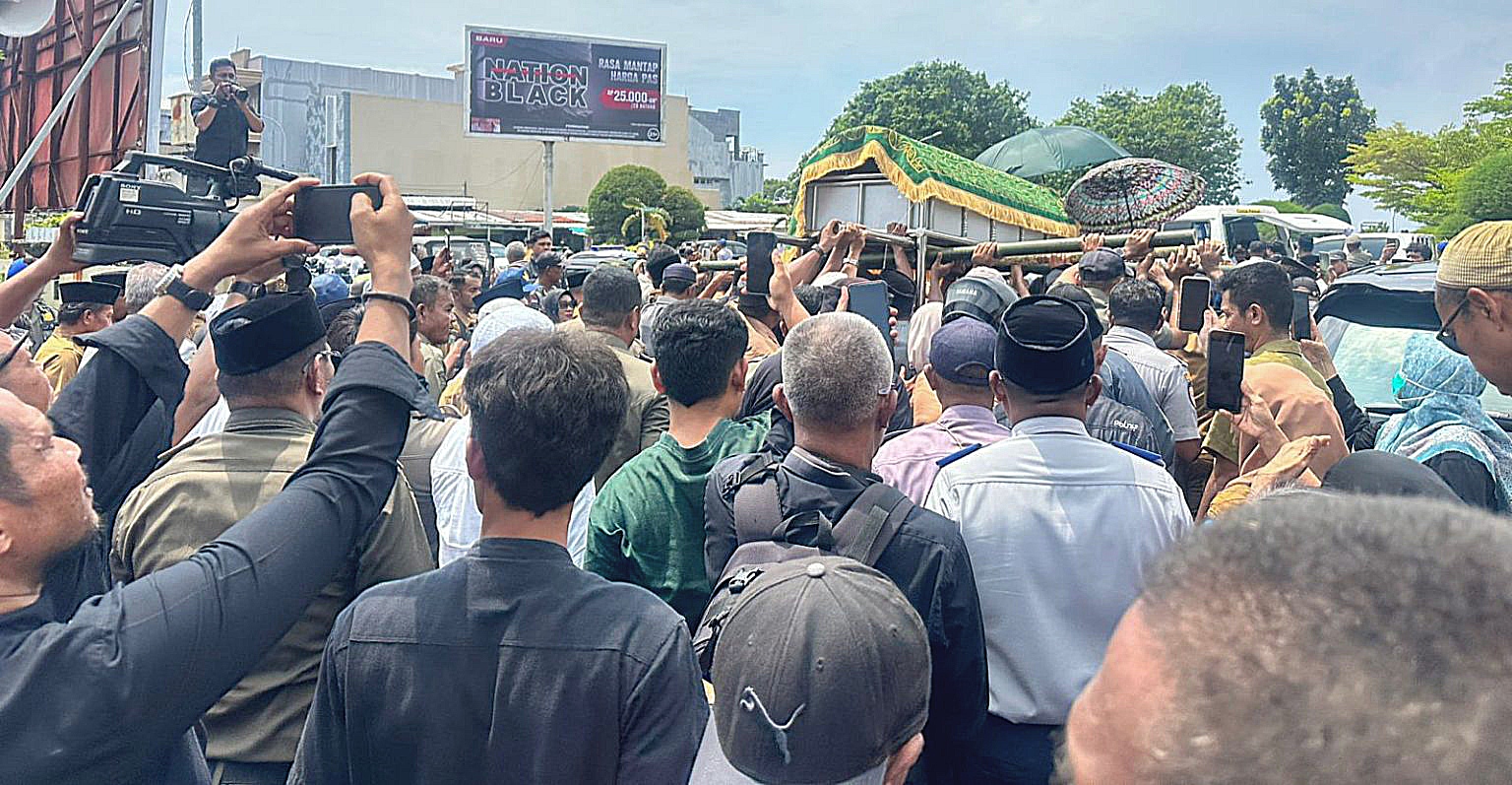 WARGA masyarakat Kota Ternate mengantarkan jenazah almarhum Burhan Abdurahman untuk dimakamkan (kembali) di pemakaman Islam, di kelurahan Santiong, Selasa (12/5/2026)