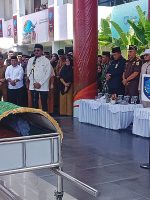 WALIKOTA Ternate M. Tauhid Soleman memimpin upacara pelepasan jenazah mendiang Burhan Abdurahman dimakamkan (kembali) di pemakaman Islam, kelurahan Santiong