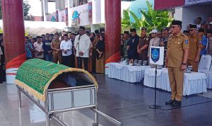 WALIKOTA Ternate M. Tauhid Soleman memimpin upacara pelepasan jenazah mendiang Burhan Abdurahman dimakamkan (kembali) di pemakaman Islam, kelurahan Santiong