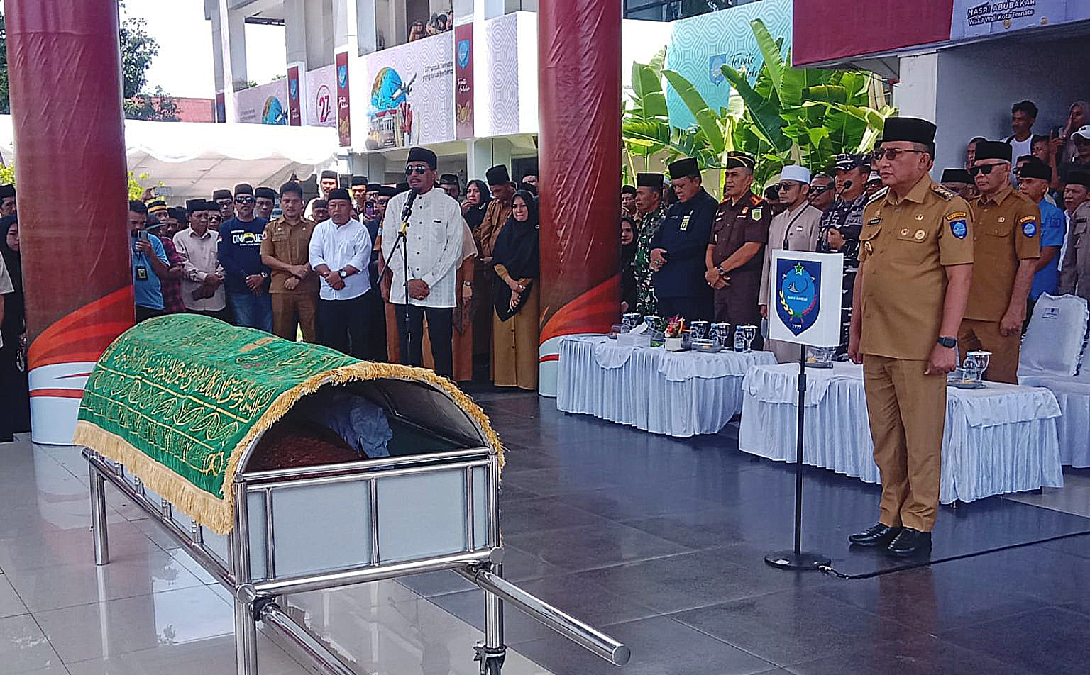 WALIKOTA Ternate M. Tauhid Soleman memimpin upacara pelepasan jenazah mendiang Burhan Abdurahman dimakamkan (kembali) di pemakaman Islam, kelurahan Santiong