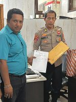 TIM hukum terdakwa berinisial ORF (35), Chalid Fadel, SH dan Saiful Bahri Puku menyerahkan laporan dugaan etik 4 penyidik PPA Polres Haltim ke Propam Polda Malut,