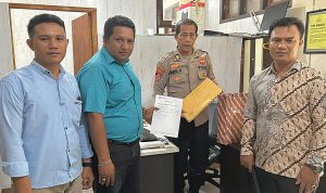 TIM hukum terdakwa berinisial ORF (35), Chalid Fadel, SH dan Saiful Bahri Puku menyerahkan laporan dugaan etik 4 penyidik PPA Polres Haltim ke Propam Polda Malut,