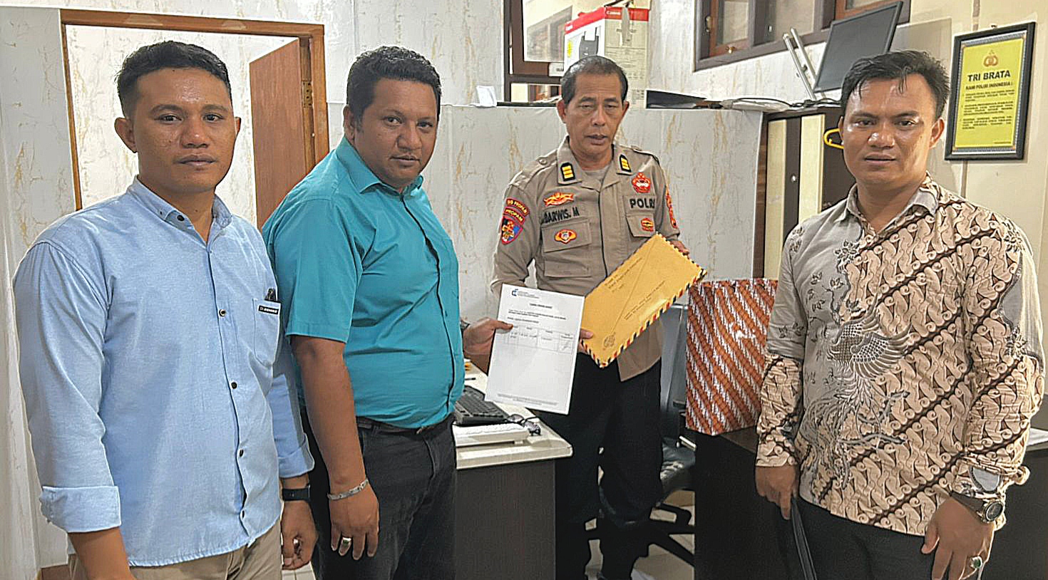 TIM hukum terdakwa berinisial ORF (35), Chalid Fadel, SH dan Saiful Bahri Puku menyerahkan laporan dugaan etik 4 penyidik PPA Polres Haltim ke Propam Polda Malut,