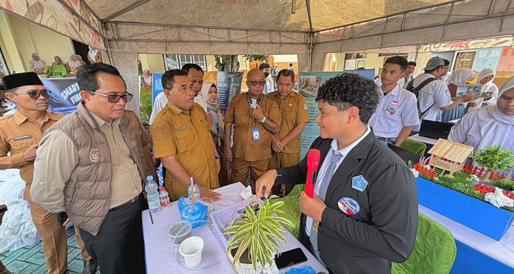 KADIKBUD Maluku Utara, Abubakar Abdullah menyaksikan demo robotik siswi SMA Negeri 10 Ternate KADIKBUD Maluku Utara, Abubakar Abdullah menyaksikan demo robotik siswi SMA Negeri 10 Ternate