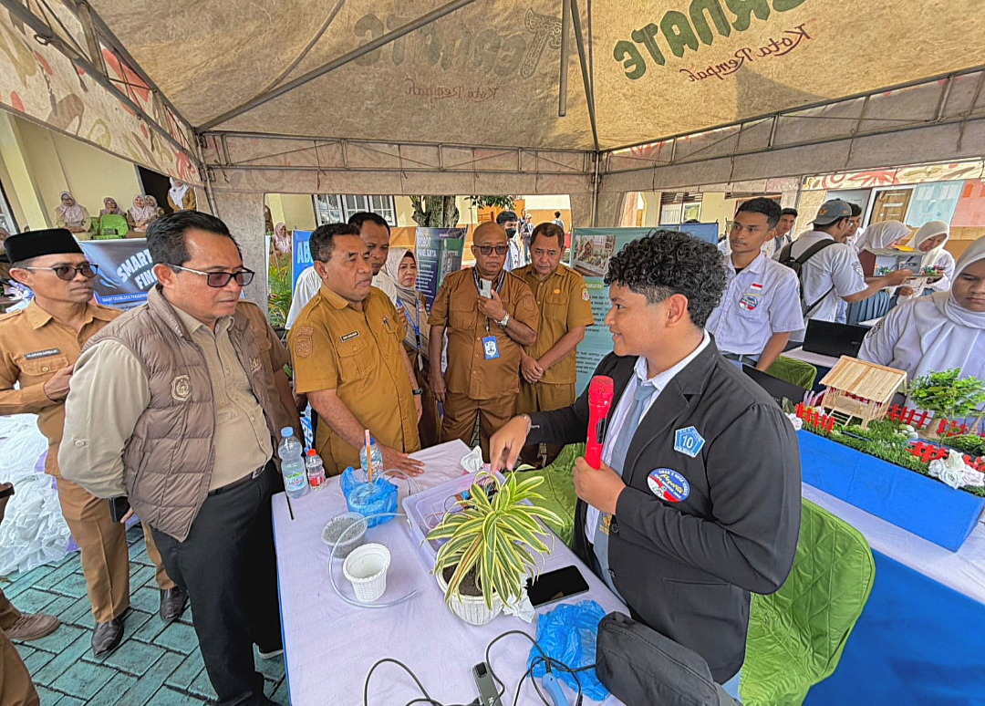 KADIKBUD Maluku Utara, Abubakar Abdullah menyaksikan demo robotik siswi SMA Negeri 10 Ternate