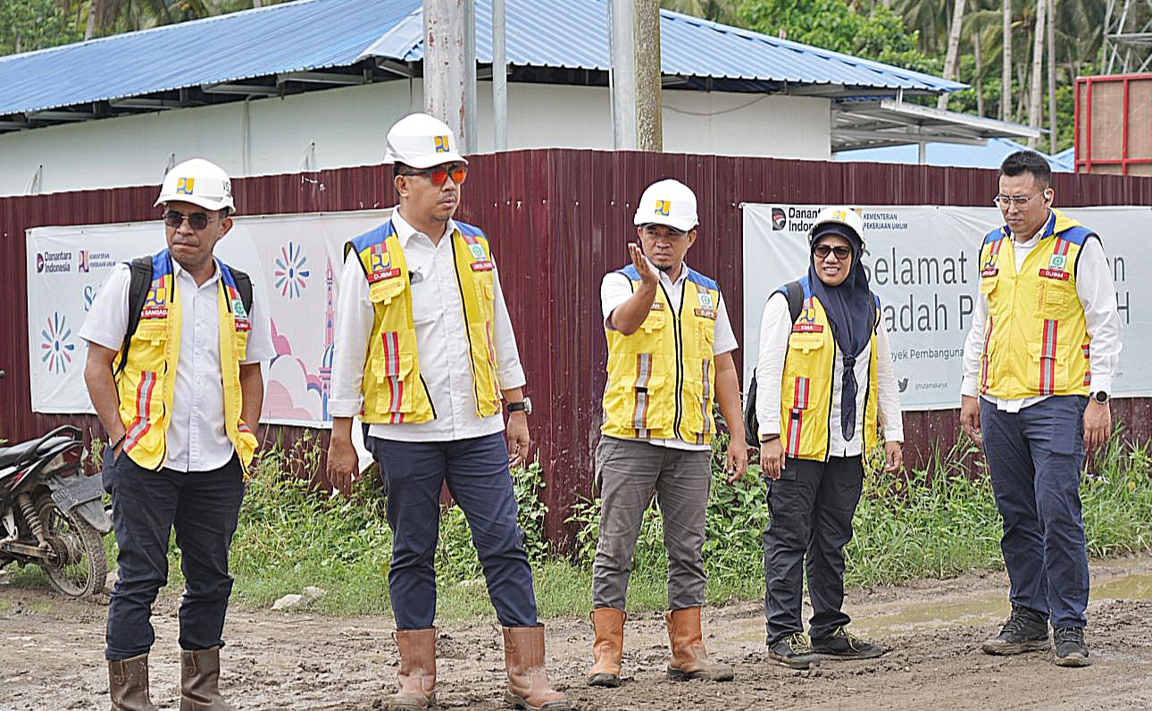 KEPALA BPJN Maluku Utara Abdul Hamid Payapo dan timnya meninjau lokasi akses jalan menuju sekolah rakyat di Halmahera Barat (Halbar), Selasa (19/5/2026).