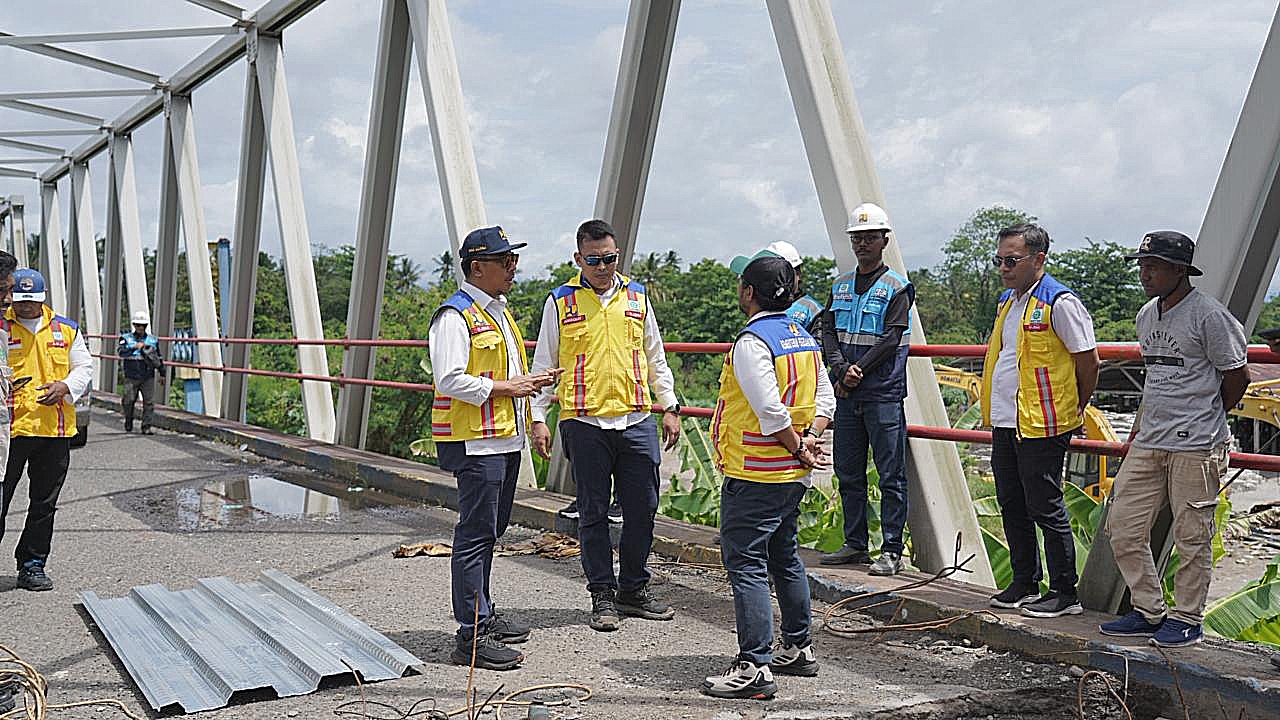 KEPALA BPJN Maluku Utara Abdul Hamid Payapo dan timnya melakukan pengecekan jembatan ake oba, Selasa (19/5/2026)