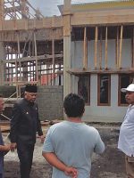 WAKIL walikota ternate Nasri Abubakar didampingi pembina yayasan nasab Djasman Abubakar dan pengurus masjid Ar-Rahman melihat langsung pekerjaan rehab masjid, Selasa (19/5/2026) WAKIL walikota ternate Nasri Abubakar didampingi pembina yayasan nasab Djasman Abubakar dan pengurus masjid Ar-Rahman melihat langsung pekerjaan rehab masjid, Selasa (19/5/2026)