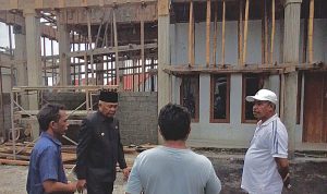 WAKIL walikota ternate Nasri Abubakar didampingi pembina yayasan nasab Djasman Abubakar dan pengurus masjid Ar-Rahman melihat langsung pekerjaan rehab masjid, Selasa (19/5/2026)