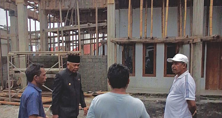 WAKIL walikota ternate Nasri Abubakar didampingi pembina yayasan nasab Djasman Abubakar dan pengurus masjid Ar-Rahman melihat langsung pekerjaan rehab masjid, Selasa (19/5/2026) WAKIL walikota ternate Nasri Abubakar didampingi pembina yayasan nasab Djasman Abubakar dan pengurus masjid Ar-Rahman melihat langsung pekerjaan rehab masjid, Selasa (19/5/2026)