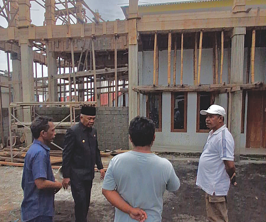 WAKIL walikota ternate Nasri Abubakar didampingi pembina yayasan nasab Djasman Abubakar dan pengurus masjid Ar-Rahman melihat langsung pekerjaan rehab masjid, Selasa (19/5/2026)