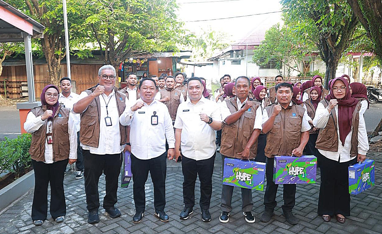 SEKDA Kota Ternate Rizal Marsaoly dan Kepala BP2RD Mochtar Hasyim pose bersama staf usai memberitahukan arahan dalam program Rabu Menyapa, di halaman kantor BP2RD, Rabu (20/5/2026)