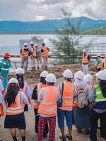 KUNJUNGAN Masyarakat Desa Kawasi ke Danau Karo