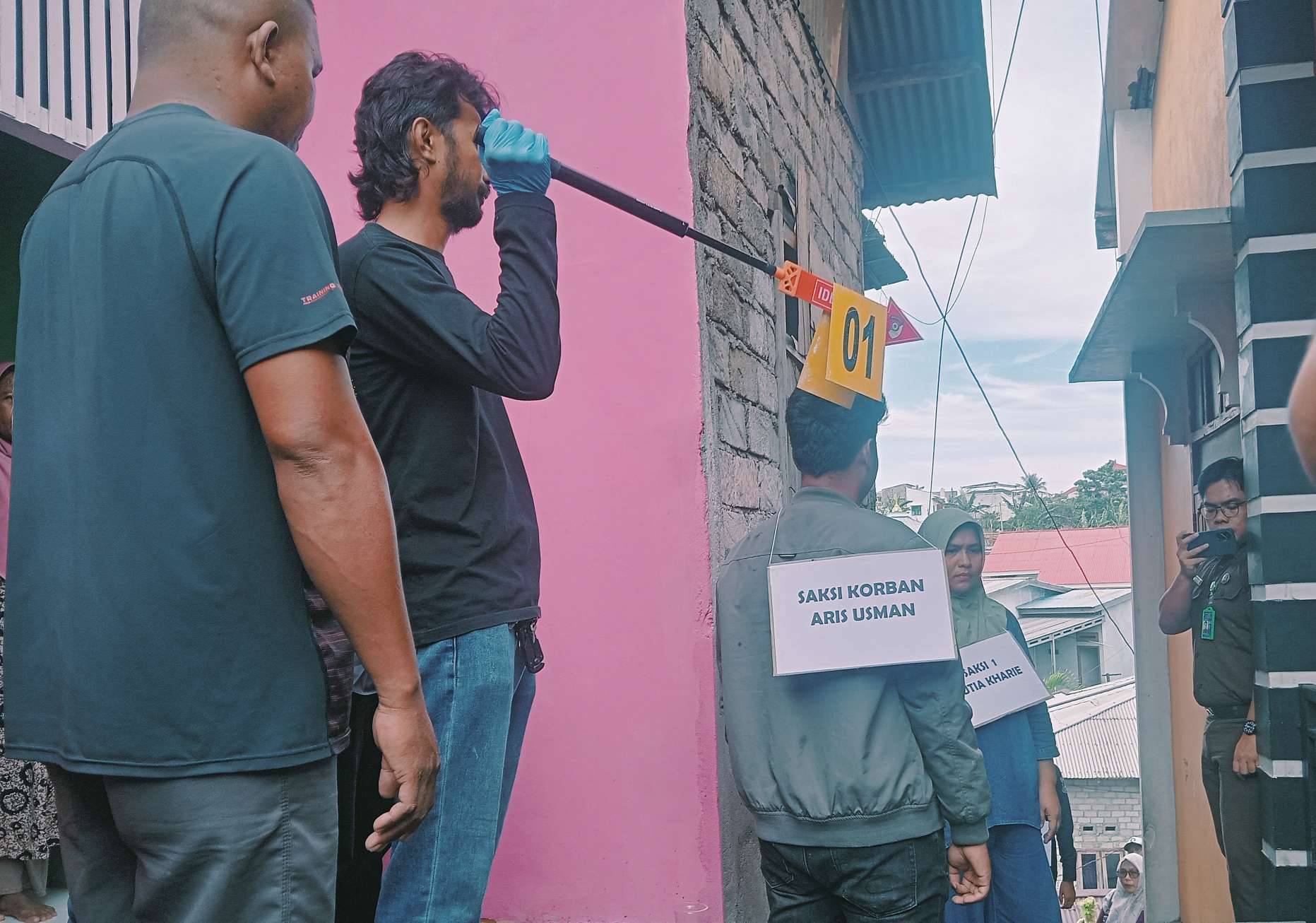 REKONSTRUKSI kasus pembacokan di lingkungan Jan, Kelurahan Tabona Ternate Selatan, Rabu (13/5/2026)