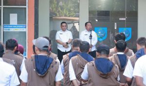 SEKDA Kota Ternate Rizal Marsaoly didampingi Kepala BP2RD Mochtar Hasyim saat memberikan arahan pada program Rabu Menyapa, Rabu (20/5/2026)
