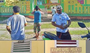 WALI murid dan masyarakat Desa Kaporo gelar aksi palang sekolah, tolak pergantian kepala sekolah SMP Negeri 2 Mangoli Selatan, Rabu (20/5/2026)